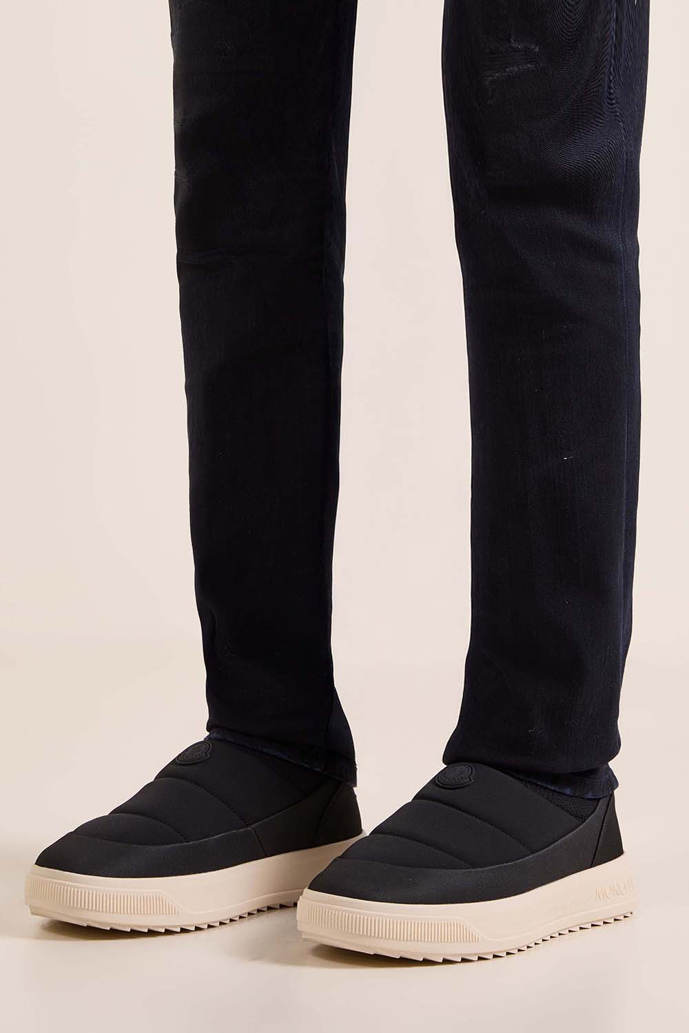 תמונת כל הלוק של נעלי סניקרס סליפ-און